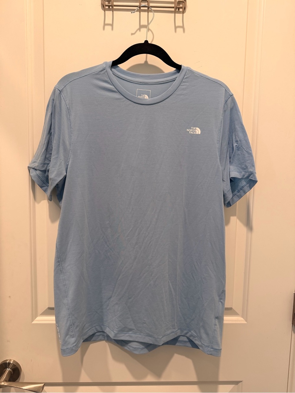 The North Face Short Sleeve
T-Shirt Size M Light Blue
Flashdry Crewneck